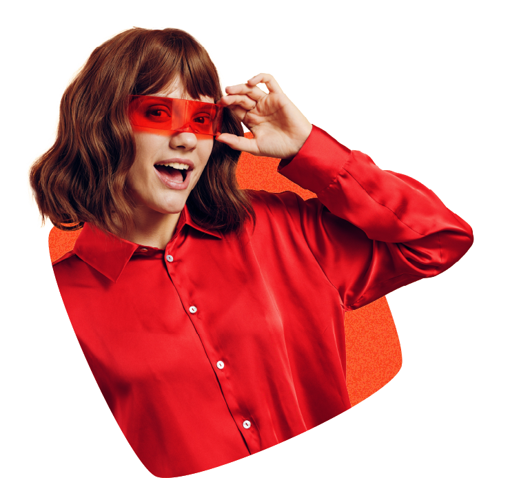 chica con gafas rojas