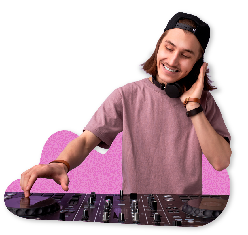 hombre dj con consola