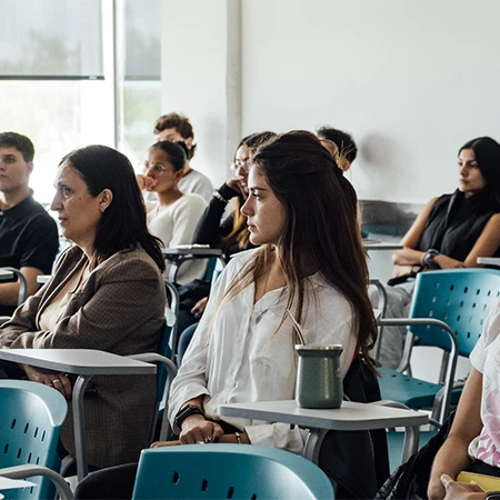 alumnas-sentadas-en-salon-de-clases